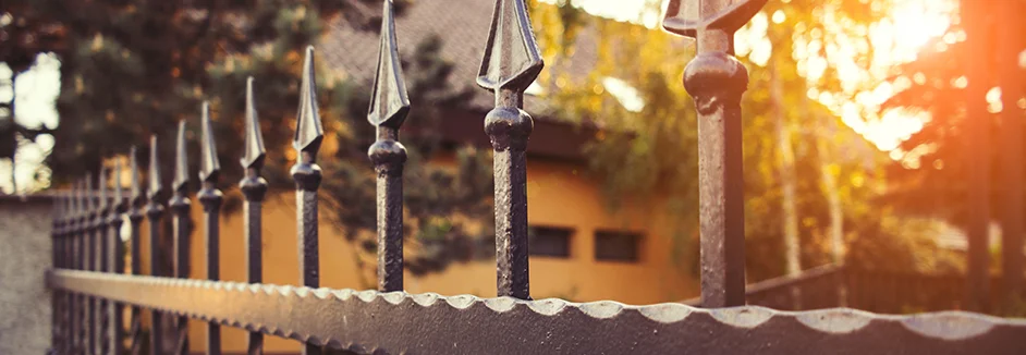 Schwarzer Metallzaun